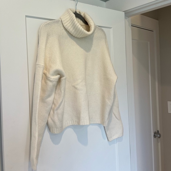 Abercrombie Turtleneck Sweater (Size Small, Off-White Color) - Picture 3 of 7